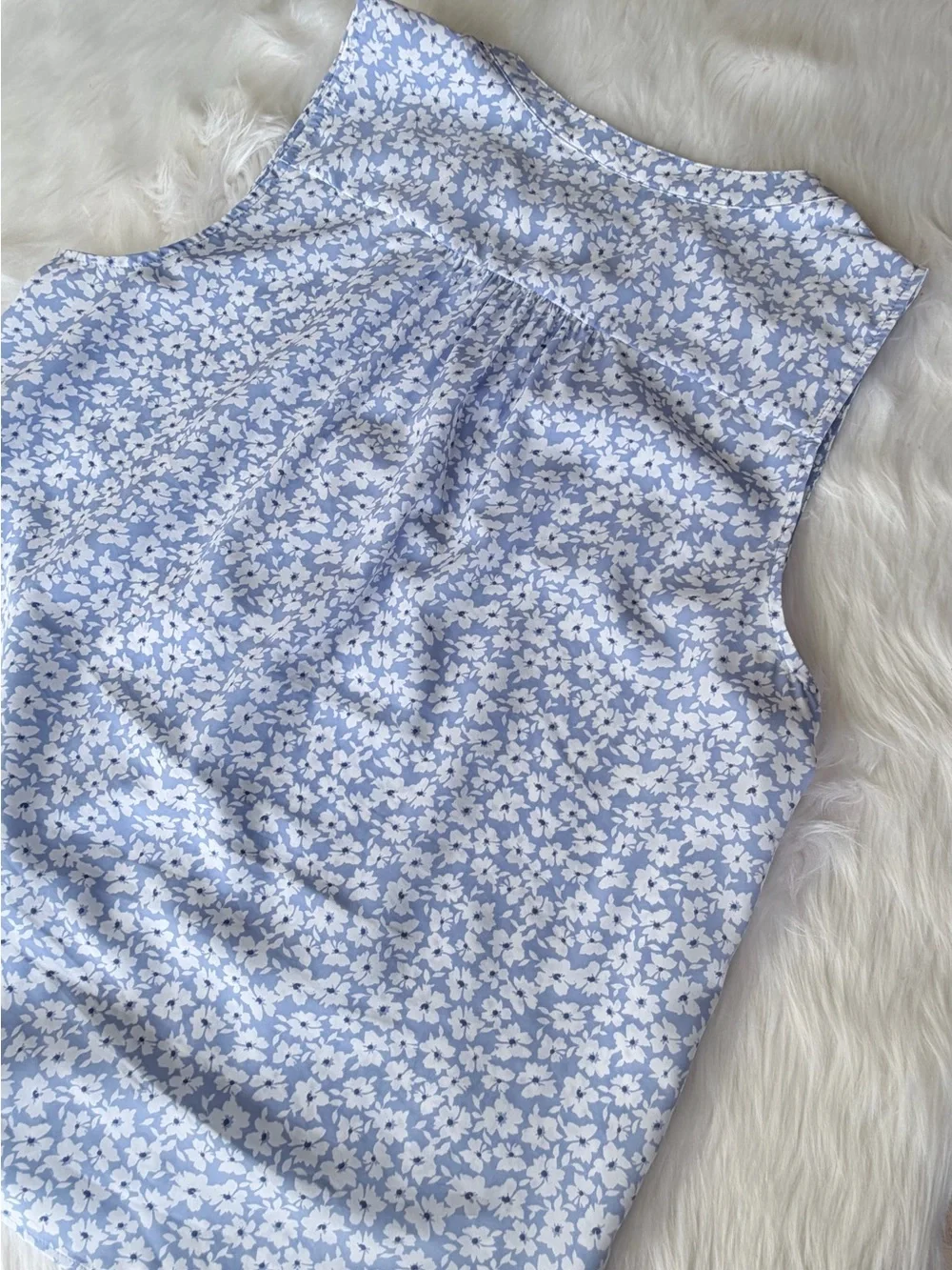 J.Crew Sleeveless Split Neck Floral Blouse Sz M Blue White Ditsy Print